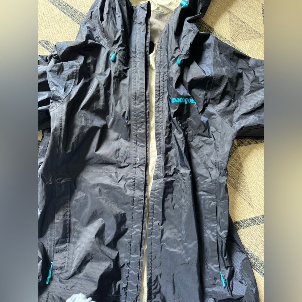 Patagonia Jacket navy blue with teal lettering